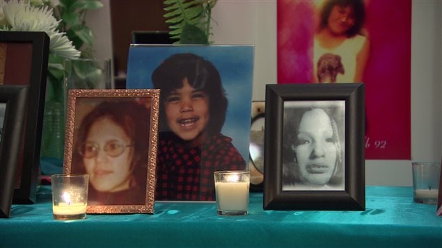 Des photos de femmes autochtones disparues ou assassinées sont disposées sur une table le 25 février 2016 à l’hôtel Delta, à Winnipeg, où se tient la 2e table ronde nationale sur les femmes autochtones disparues ou assassinées.