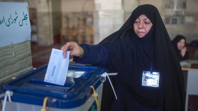 مواطنة ايرانيّة تدلي بصوتها في الانتخابات 