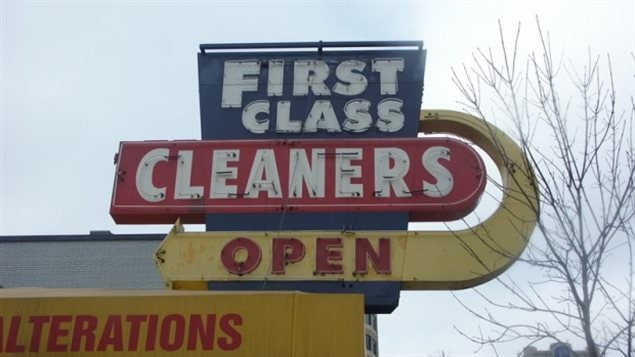 مالك شركة "فيرست كلاس كلينرز" (First Class Cleaners) في إدمونتون هو أول كندي يُحكم عليه بالسجن بموجب القوانين التي تحكم استخدام المواد المسرطنة في عمليات التنظيف الجاف.