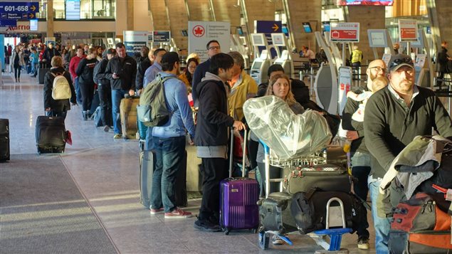 Les files d’attente s’allongent ce matin à l’aéroport Montréal-Trudeau en raison d’une panne informatique à l’enregistrement des bagages.