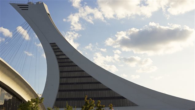 Le funiculaire du Parc olympique de Montréal, l'une des tours les plus inclinées au monde