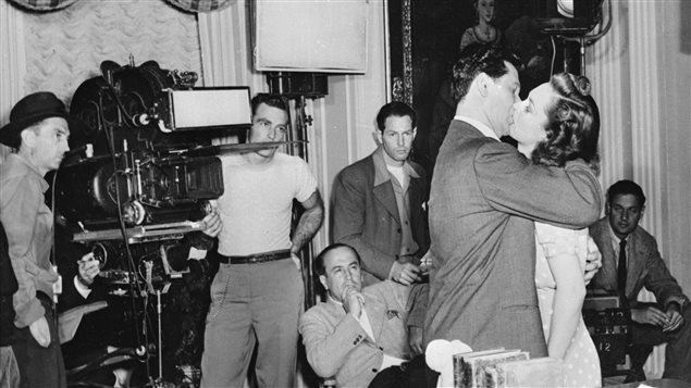 Le tournage d'une scène de baiser à Hollywood, en 1946 Le tournage d'une scène de baiser à Hollywood, en 1946