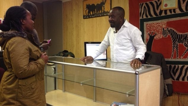 Le directeur du Centre d’intégration pour immigrants africains, Paul Mulangu, reçoit Mami Williams arrivée en C.-B. le 25 septembre 2015 depuis un camp de réfugiés en Côte d’Ivoire .