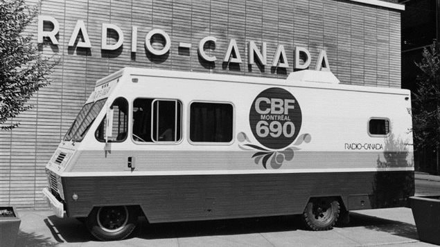Un camion d'enregistrement de laradio française, immobilisé devant l'ÉdificeRadio-Canada à Montréal. Un camion d'enregistrement de laradio française, immobilisé devant l'ÉdificeRadio-Canada à Montréal.