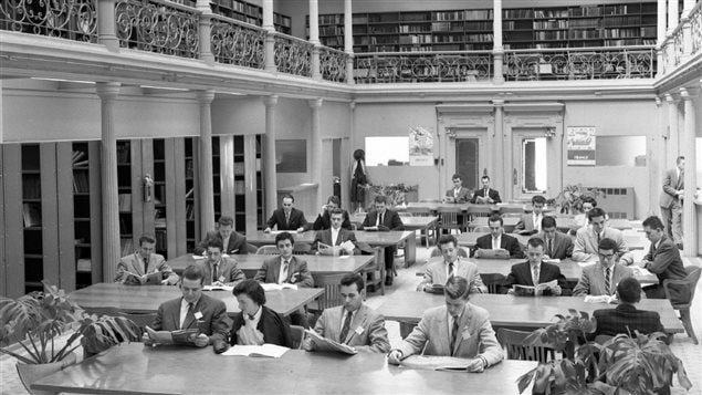 L’École des hautes études commerciales (HEC), avenue Viger Est, à Montréal, vers 1965. L’École des hautes études commerciales (HEC), avenue Viger Est, à Montréal, vers 1965.