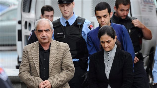 محمد شفيع وزوجته الثانية توبا يحيا وخلفهما الإبن حامد المحكومين بارتكاب جريمة شرف 