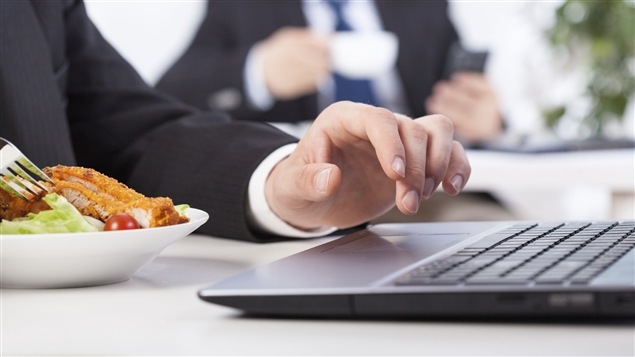 Près de 62 % des gens mangent leur lunch à leur bureau. Près de 62 % des gens mangent leur lunch à leur bureau.