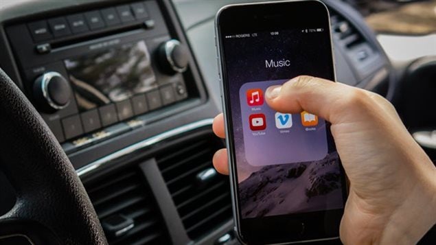 L’utilisation du cellulaire au volant est en cause dans de plus en plus d’accidents de la route en Ontario.