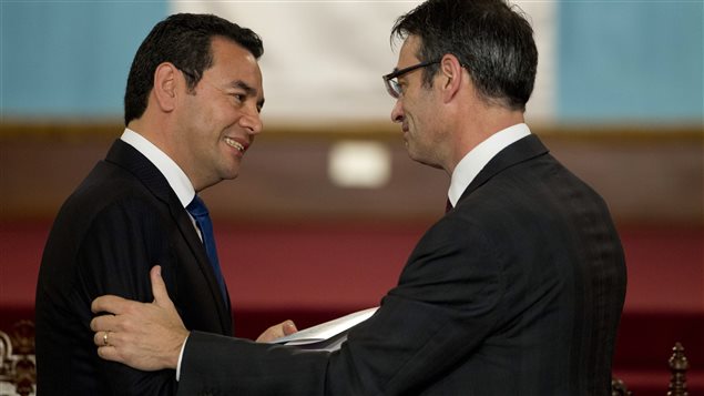 James L. Cavallaro, presidente de la Comisión Interamericana de Derechos Humanos, CIDH, entrega copia del informa anual sobre Derechos Humanos al presidente de Guatemala Jimmy Morales. 