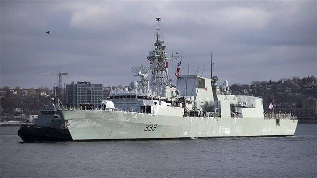 HCMS Toronto se dirige hacia el muelle de Halifax, Nueva Escocia.