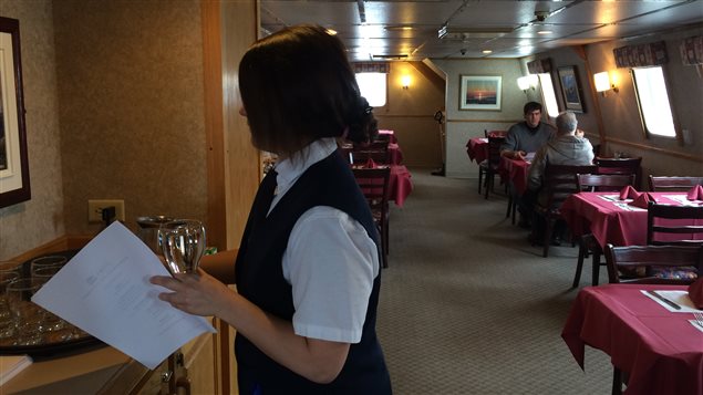 Serveuse et passagers dans la salle à manger