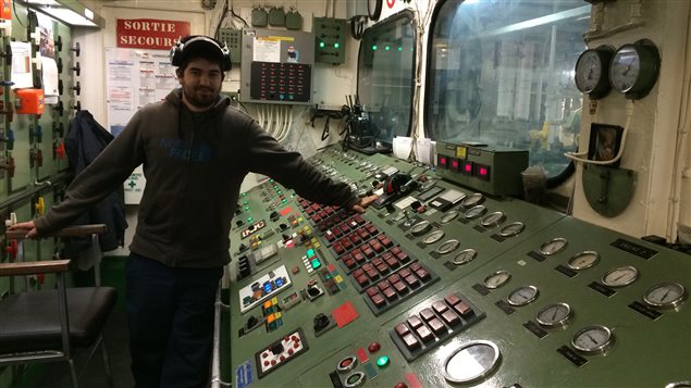 Technicien devant la salle des machines du CTMA Voyageur