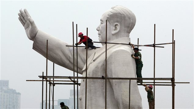 À Chengdu, en 2008, des ouvriers montent un échafaudage pour nettoyer un monument en hommage à Mao Tsé-Toung. À Chengdu, en 2008, des ouvriers montent un échafaudage pour nettoyer un monument en hommage à Mao Tsé-Toung.