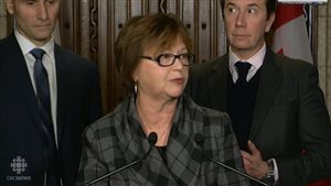 负责公共服务和政府采购事务的联邦部长朱迪.弗特