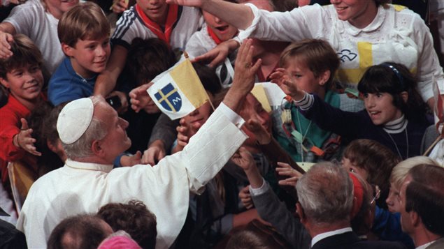Le pape Jean-Paul II est accueilli par une foule d'enfants lors de son passage à Montréal, le 11 septembre 1984. Le pape Jean-Paul II est accueilli par une foule d'enfants lors de son passage à Montréal, le 11 septembre 1984.