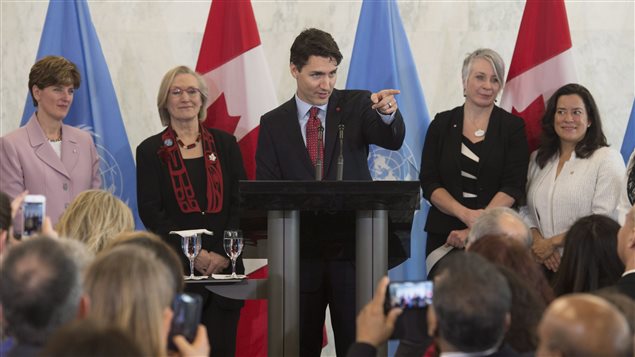 رئيس الحكومة الكنديّة جوستان ترودو محاطا بعدد من الوزيرات في حكومته خلال زيارته للأمم المتّحدة