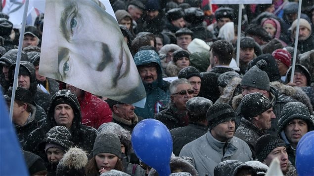 À Moscou, des personnes célèbrent le deuxième anniversaire de l’annexion de la Crimée par la Russie.