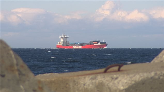 Un navire marchand sur le fleuve Saint-Laurent.