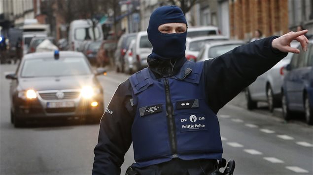 Policía en el barrio Molenbeek, en Bruselas, durante la redada que permitió la detención de Salah Abdeslam.