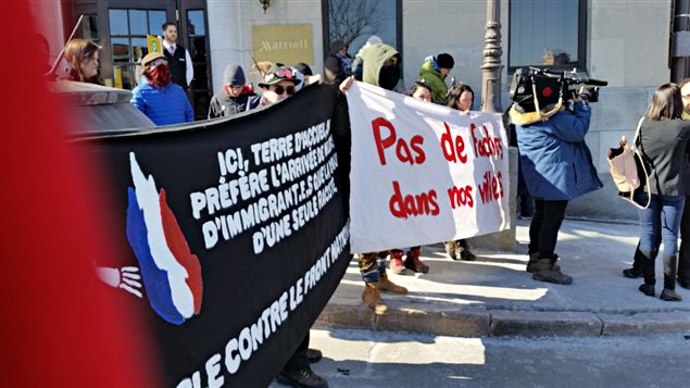 Des manifestations contre le Front national se sont tenues lors du point de presse de la présidente du parti, Marine Le Pen, le 20 mars, à Québec.