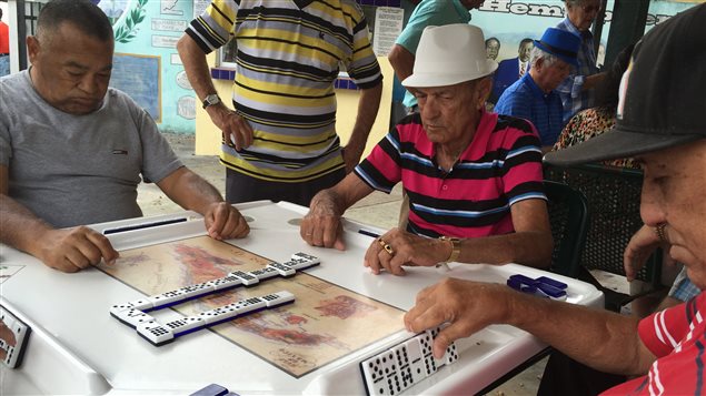 Jugadores de dominó en un parque en la Pequeña Habana, Miami.