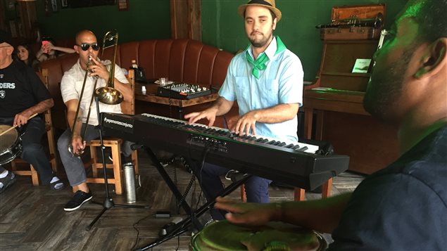 Des musiciens d'origine cubaine dans un café de la Petite Havane, à Miami Des musiciens d'origine cubaine dans un café de la Petite Havane, à Miami