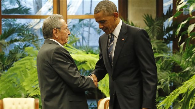 الرئيس الكوبي راوول كاسترو (إلى اليسار) مستقلا الرئيس اوباما