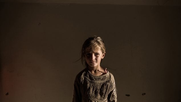 طفلة سوريّة هربت من القتال في مدينة عامودا في محافظة الحسكة واحتمت داخل أحد المباني