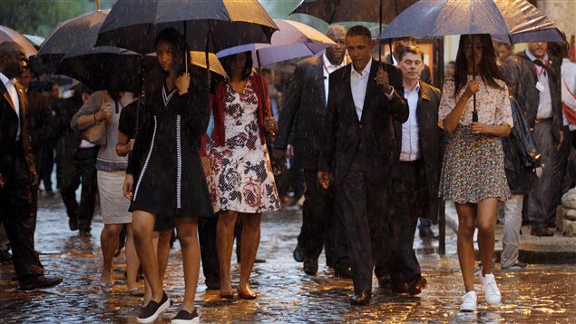 Barack Obama y su familia en las calles de La Habana.