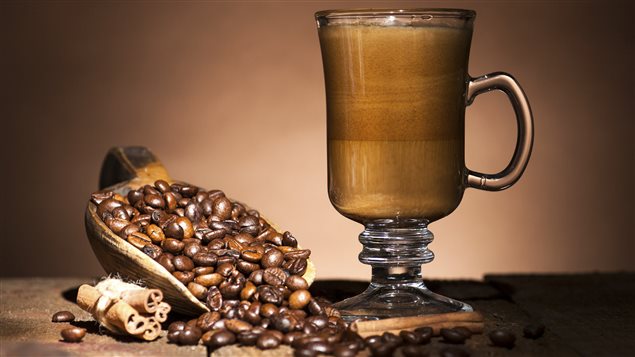 Une tasse et des grains de café