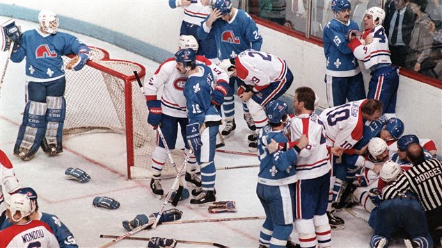 Des joueurs des Canadiens et des Nordiques lors de la bataille du Vendredi saint du 20 avril 1984 Des joueurs des Canadiens et des Nordiques lors de la bataille du Vendredi saint du 20 avril 1984