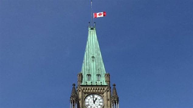 Bandera a media asta en el Parlamento de Ottawa.