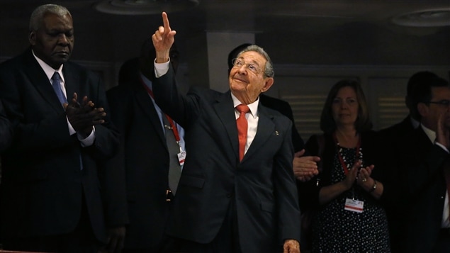 Le président cubain Raul Castro s’est abstenu de réagir pendant le discours d’Obama, mais s’est levé vers la foule après l’allocution de son homologue américain.