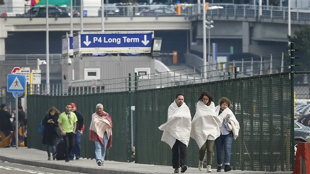 مسافرون يغادرون مطار بروكسيل الذي هزّه هجوم إرهابي في 22-03-2016