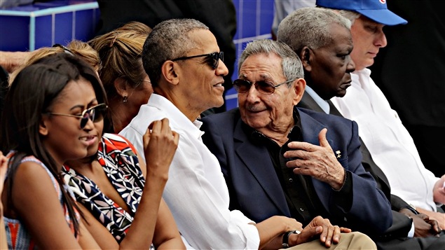 Barack Obama y Raul Castro en el Estadio Latinoamericano de La Habana viendo el partido de béisbol entre los Rayos de Tampa Bay y la selección de Cuba.