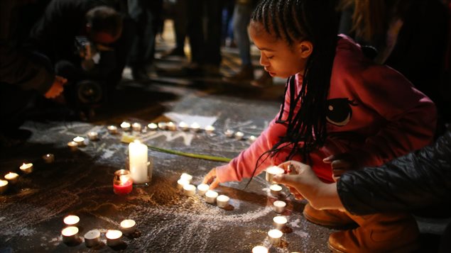 شموع وزهور تكريما لضحايا الهجمات في وسط مدينة بركسيل
