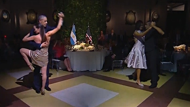 Obama baila un tango en Buenos Aires.