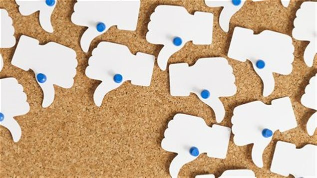 Des logos « J'aime » de Facebook à l'envers Des logos « J'aime » de Facebook à l'envers