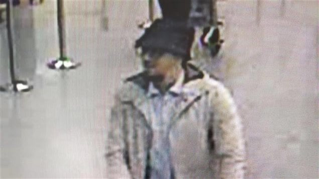 El tercer atacante del aeropuerto de Bruselas se encuentra aún prófugo.