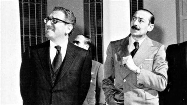 El Secretario de Estado estadounidense Henry Kissinger y el dictador argentino Jorge Rafael Videla.