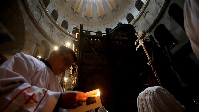 رجال دين كاثوليك يصلون أمس في الزياح (تطواف) الذي تخلله قداس عيد الفصح في كنيسة القيامة في القدس.