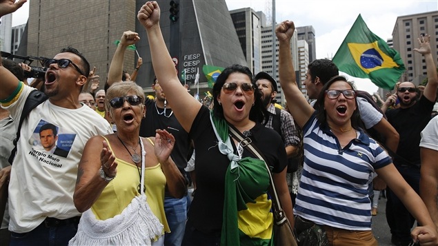 Manifestantes en Sao Paulo, piden la renuncia de la presidenta Dilma Rousseff.