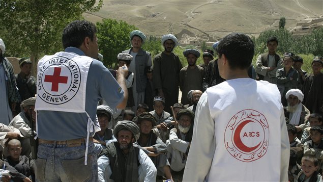 Du personnel de la Fédération internationale des Sociétés de la Croix-Rouge et du Croissant-Rouge apportent leur assistance en Afghanistan, en 2006. Du personnel de la Fédération internationale des Sociétés de la Croix-Rouge et du Croissant-Rouge apportent leur assistance en Afghanistan, en 2006.