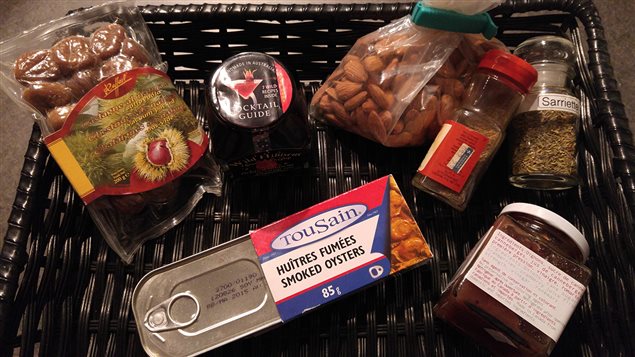 Quelques-uns des produits périmés qu'Hélène Laurendeau a trouvés dans son garde-manger Quelques-uns des produits périmés qu'Hélène Laurendeau a trouvés dans son garde-manger