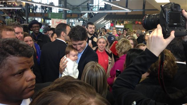 Justin trudeau prend un bébé dans ses bras à Halifax