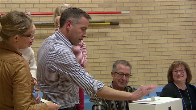 Cam Broten, jefe del NPD en Saskatchewan vota por anticipado.