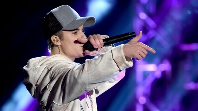 ustin Bieber, seen performing at the 2015 American Music Awards, did not bother to attend the Junos, but sent a very brief video only a few seconds long, It was loudly booed by the audience