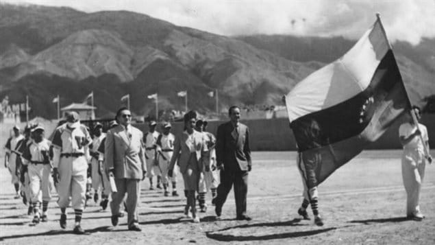 Desfile del equipo venezolano que participó en la Serie Mundial de béisbol amateur en 1944. 