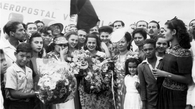 Oly Clemente (centro) con sus partidarios.