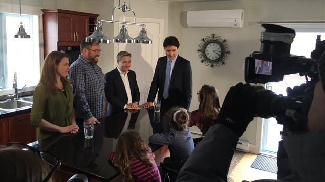 رئيس الحكومة الكندية جوستان ترودو متوقفاً اليوم في أحد المنازل في منطقة تروا ريفيير الكيبيكية للتحدث عن التعويضات لأصحاب المنازل المتضررة من البيروتيت.